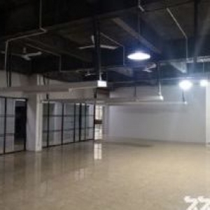 出租翠山湖单层全新装修厂房，近路边交通便利，环境优美